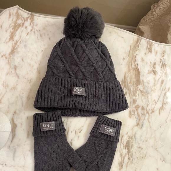 UGG GREY BEANIE GLOVE SET NWT - Picture 2 of 11